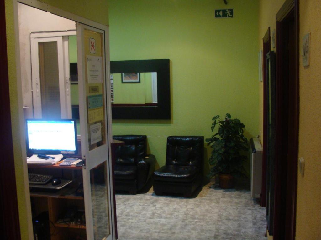 Inter Puerta Del Sol Pension Madrid Room photo